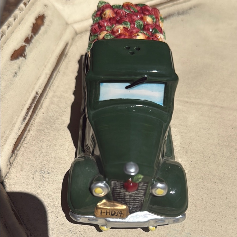 Harry & David Shaket Set Salt &‎ Pepper vintage NIB Apple truck - two pieces NEW